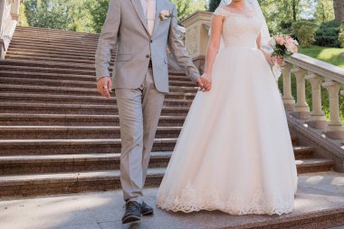 Gelin ve damat eski merdivenlerin yanında.