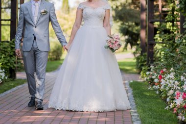 Gelin ve damat parkta birlikte.