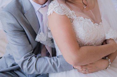 Gelin ve damat aynı odada.