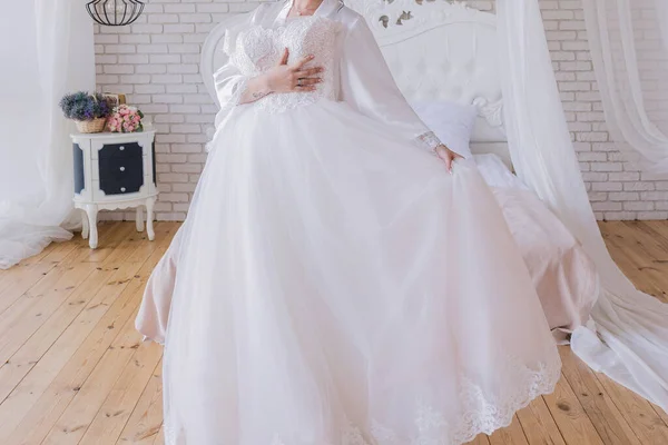 Sposa Peignoir Tiene Abito Sposa — Foto Stock