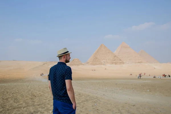 Man Mot Bakgrund Egyptiska Pyramider — Stockfoto