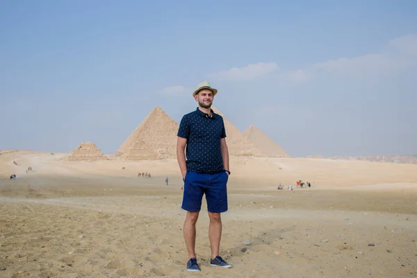 Homme Sur Fond Pyramides Égyptiennes — Photo