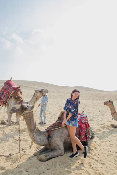 Femme Près Chameau Dans Désert Sahara — Photo