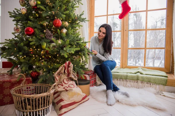 Noel Ağacının Yanında Tek Başına Oturan Kadın — Stok fotoğraf
