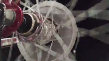 Siyah arka planda bisiklet tekerleği