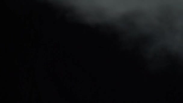 黑色背景上的水白色蒸气 — 图库视频影像
