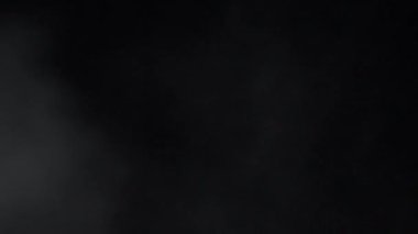 Siyah arkaplanda beyaz su buharı