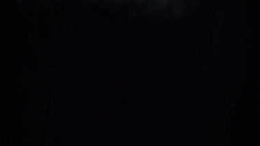 Siyah arkaplanda beyaz su buharı