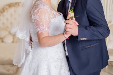 Gelin ve damat el ele tutuşup dans ediyorlar.