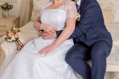 Gelin ve damat el ele tutuşup dans ediyorlar.