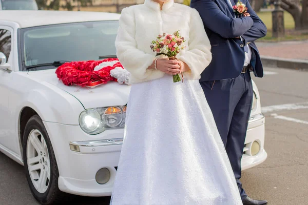 Noivo Com Noiva Buquê Flores — Fotografia de Stock