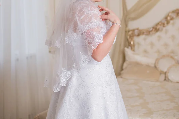 新娘穿着婚纱在房间里 — 图库照片