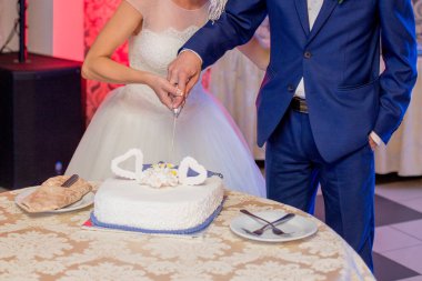 Gelin ve damat düğün pastasını kesti.