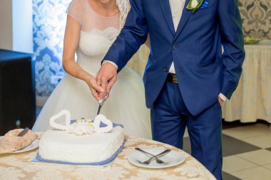 Gelin ve damat düğün pastasını kesti.