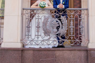 Gelin ve damat evin verandasında
