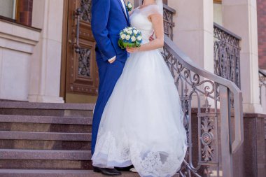 Gelin ve damat evin verandasında