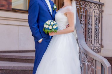 Gelin ve damat evin verandasında