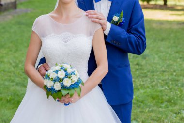 Gelin ve damat parkta birlikte.