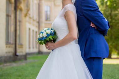 Gelin ve damat parkta birlikte.