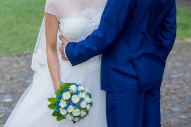 Gelin ve damat parkta birlikte.