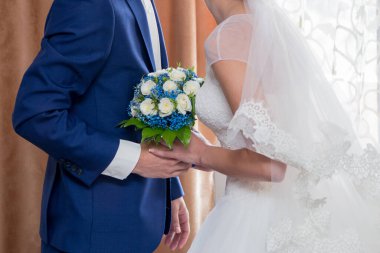 Gelin ve damat birlikte inşaatta
