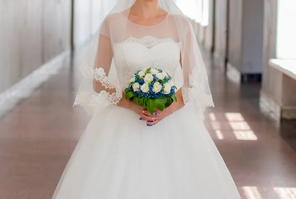 結婚式のドレスに花の花束を持つ花嫁 — ストック写真