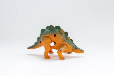 Beyaz arka planda oyuncak dinozor