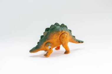 Beyaz arka planda oyuncak dinozor