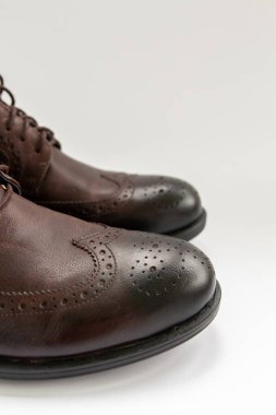 Kahverengi erkek ayakkabıları beyaz arkaplanda