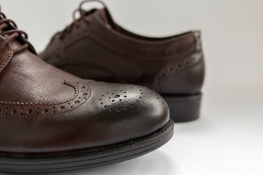 Kahverengi erkek ayakkabıları beyaz arkaplanda