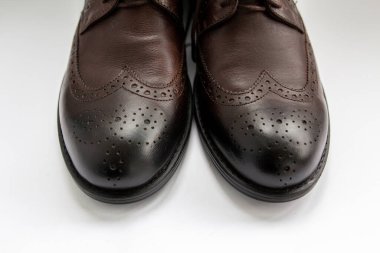 Kahverengi erkek ayakkabıları beyaz arkaplanda