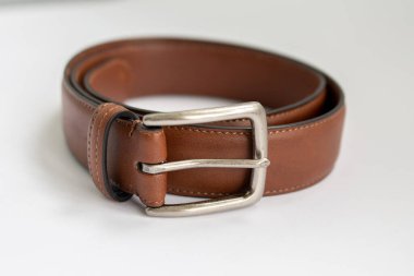 Kahverengi deri kemer beyaz arkaplanda