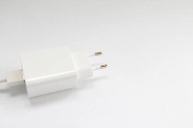 beyaz arkaplanda beyaz mobil şarj cihazı