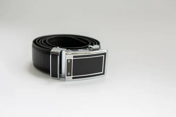 Cinturón Cuero Negro Sobre Fondo Blanco — Foto de Stock