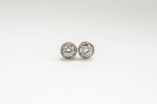 Pendientes Redondos Plata Con Diamantes Sobre Blanco —  Fotos de Stock