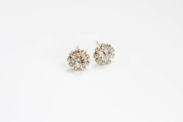 Pendientes Redondos Plata Con Diamantes Sobre Blanco —  Fotos de Stock