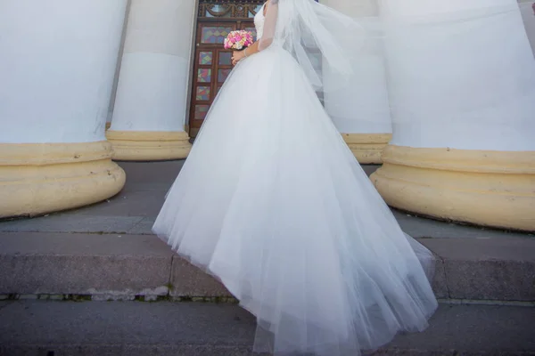 Sposa Sposo Vicino Edificio Con Colonne — Foto Stock