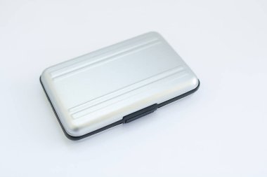 Beyaz arkaplanda gümüş kutu