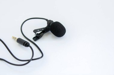 beyaz arkaplanda yaka mikrofon