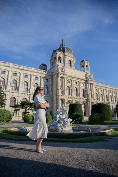 Mulher Vestido Perto Edifício Viena — Fotografia de Stock