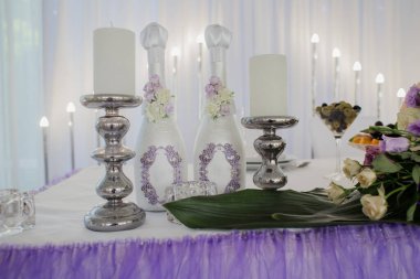 Şampanya şişeli bir düğün dekoru.