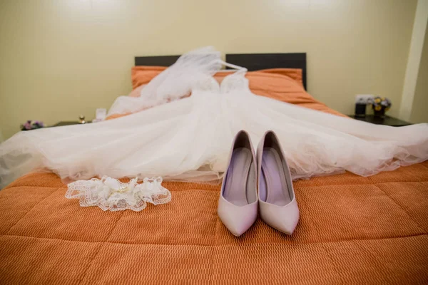 Yatağın Üzerinde Gelinlik Olan Ayakkabılar — Stok fotoğraf