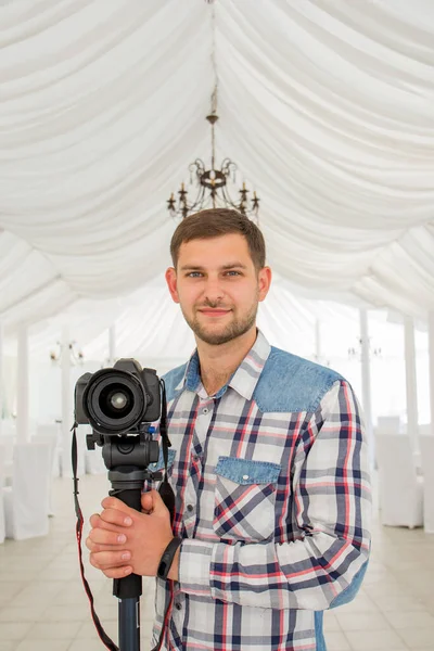 Homem Uma Camisa Com Monopod Uma Câmera — Fotografia de Stock