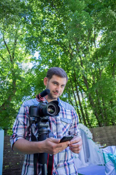 Homem Uma Camisa Com Monopod Uma Câmera — Fotografia de Stock