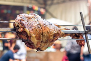 İştah açıcı ızgara domuz etinin şiş. Kavrulmuş bacak üzerinde geleneksel Barbekü domuz eti. Domuz domuz eti sokak gıda bütün domuz knuckle üzerinde kömür ızgarada kavurma pişmiş bir ram hazırlanan.