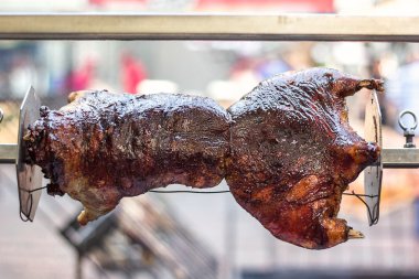 Tükürük şişüzerinde iştah açıcı ızgara ördek. Geleneksel barbeküde kavrulmuş. Kavurma hazırlanmış koç ördek pişmiş et Sıcak kömürler üzerinde bütün karkas ördek kavurma açık catered olay gıda pazarı sokak.