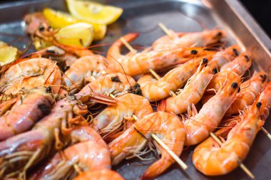 Klasik kaplan karides şişleri. Akşam yemeği için limon lu karides sriracha kebapları. Izgara üzerine hazırlanan lezzetli karides tükürük. Tepside iştah açıcı ızgara kraliçe karides aşırı yakın.