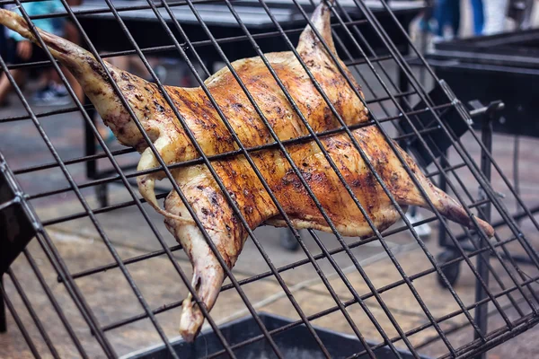 Cordeiro grelhado apetitoso na saliva. Porco assado no churrasco tradicional. Churrasco assado é preparado de um porco de carneiro carne de porco assada Comida de rua Porco de carcaça inteira assado na grelha sobre carvão vegetal . — Fotografia de Stock