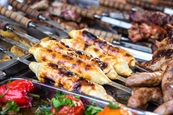 Gürcü geleneksel çanak - khachapuri, pasta peynir domates bir şiş ile ızgarada kızartılmış. Taze sıcak lezzetli sokak yiyecek içinde belgili tanımlık çarşı. Yemek yemek. Orta Doğu mutfağı hazırlık tabak.