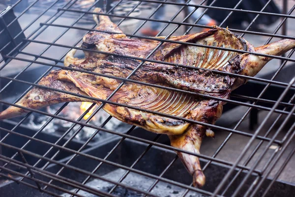 Agneau grillé appétissant sur la broche. Cochon rôti sur barbecue traditionnel. Le barbecue rôti est préparé à partir d'une viande de porc cuite au four au bélier Street food Porc entier rôti sur le gril au charbon de bois . — Photo
